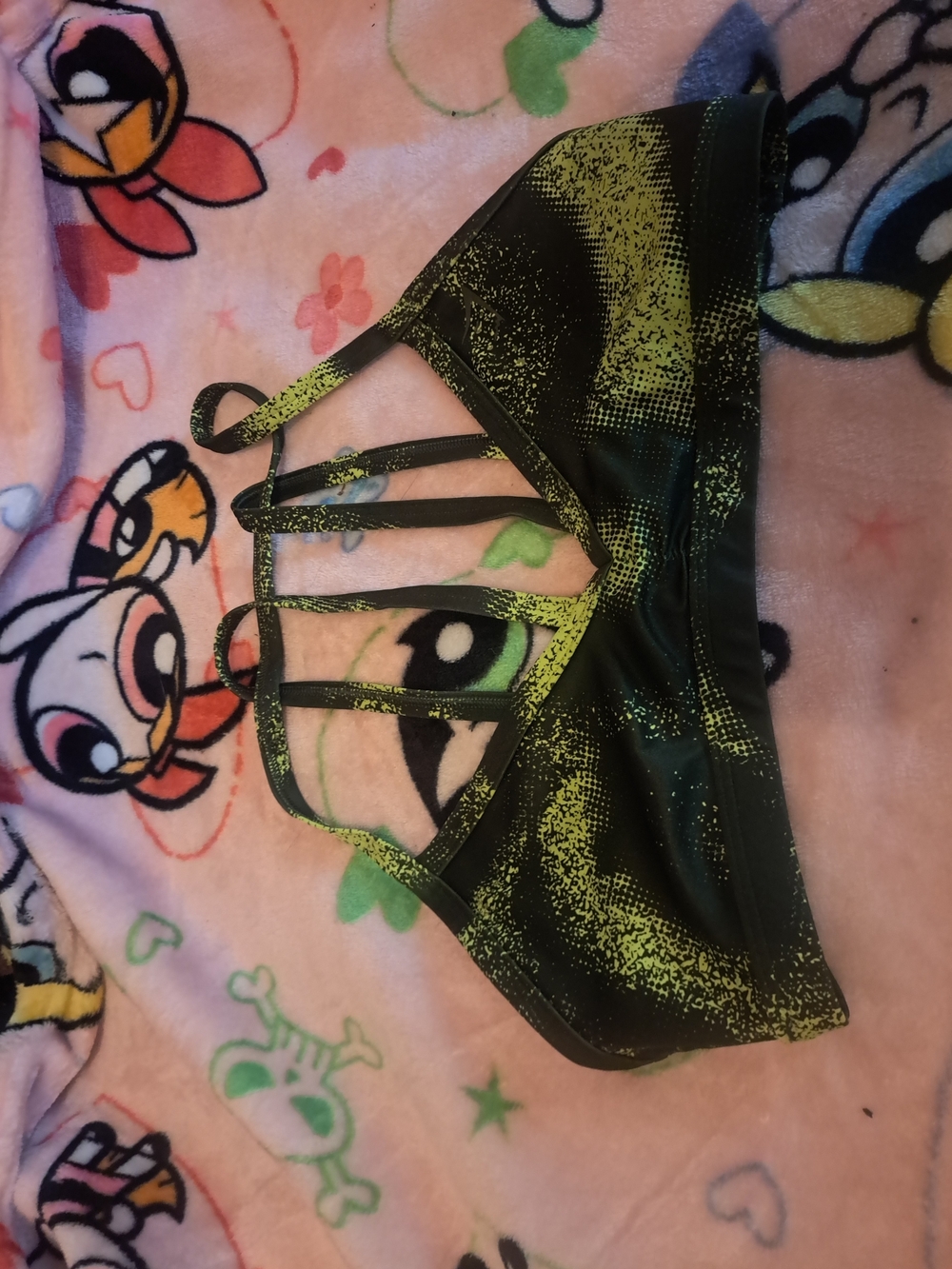 Gymshark green camo strappy low v bra